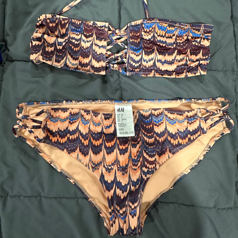 Two piece bikini strapless top with straps and bottoms